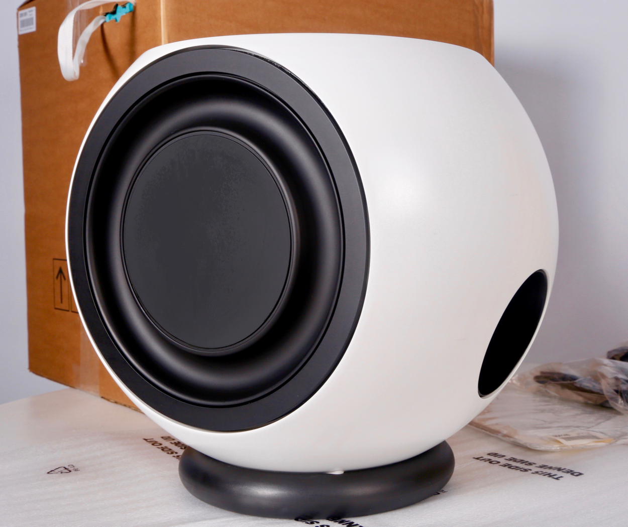 BeoLab 2 Active Subwoofer - Finished In White