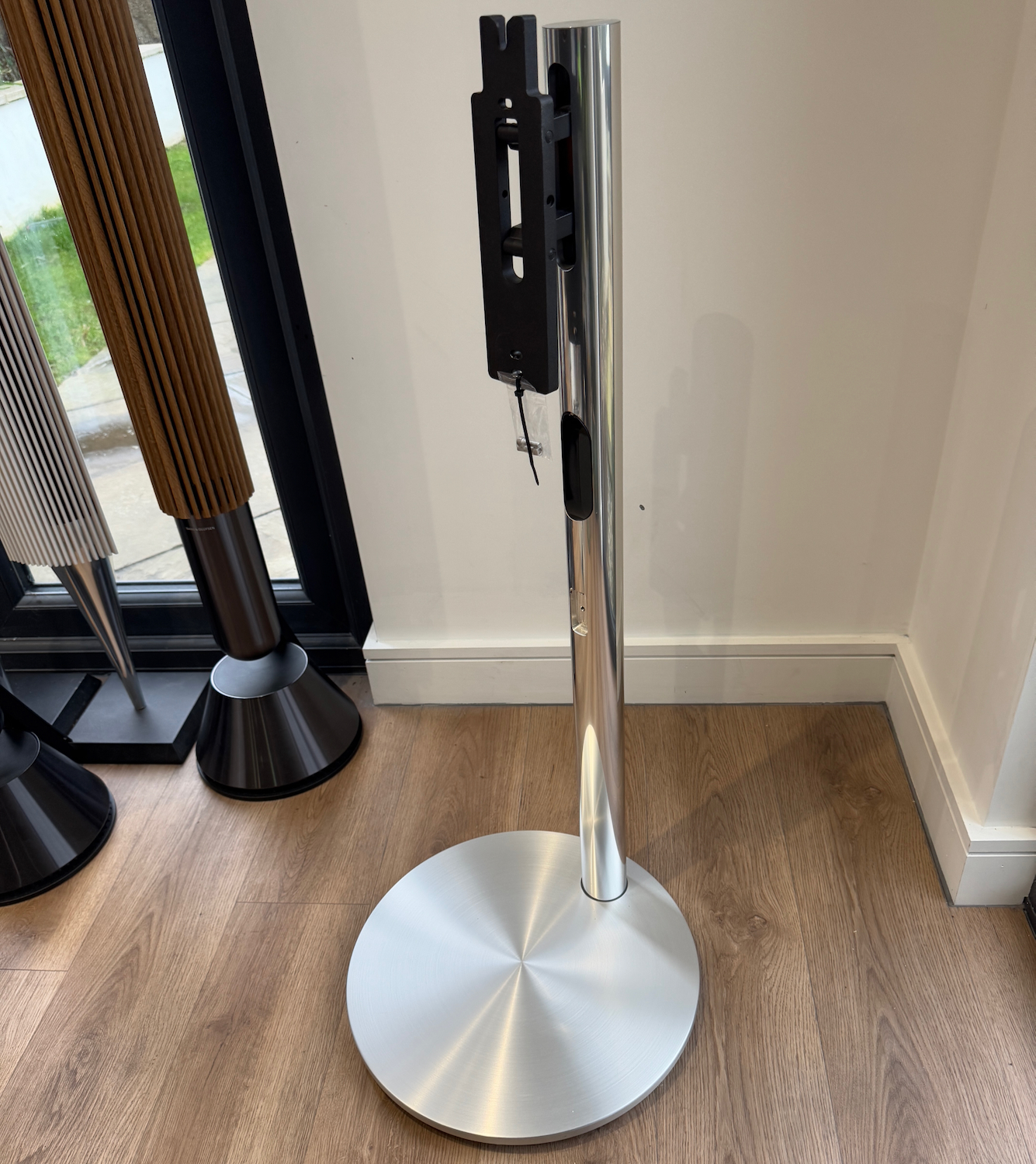 BeoVision 7-55 モーター式フロアスタンド（floorstand) beovision-horizon-aluminum-